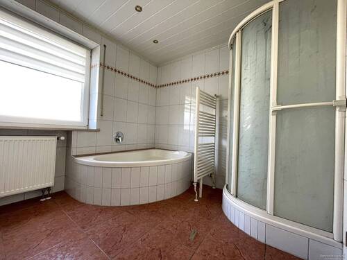 Tageslichtbad mit Wanne und Dusche im OG - 