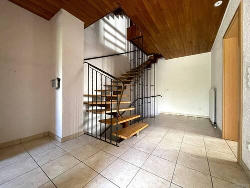 Einladender Eingangsbereich - 6 Zimmer Doppelhaushälfte in Osterhofen