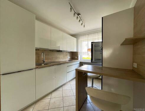 Moderne und neuwertige Küche... - Doppelhaushälfte mit 151,70 m&sup2; in Osterhofen zum Kaufen