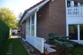 weiter um das Haus herum - 