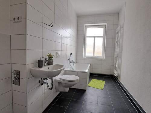 Bad.jpg - 3 Zimmer Etagenwohnung zur Miete in Thalheim/Erzgebirge