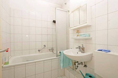 Bad mit Wanne und Duschmöglichkeit - 