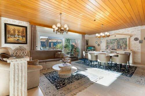 Wohnzimmer - Komfortables Einfamilienhaus mit Garten, Sauna & Einliegeroption