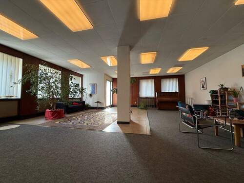 Wohnzimmer - Großzügige Erdgeschosswohnung mit vielfältigen Nutzungsmöglichkeiten in Neckarau