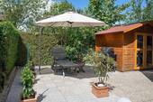 Westterrasse mit Gartenhaus - 