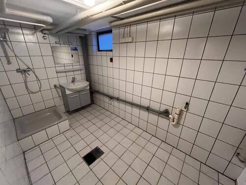 Keller und Waschmaschine - 