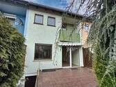 Rückansicht mit Terrasse - 4 Zimmer Reihenmittelhaus zum Kaufen in Fürth