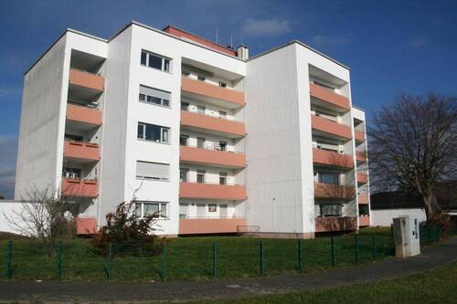 Rückseite Gebäude mit Balkone - Barrierefreie 4-Zimmer-Wohnung mit Balkon direkt am Feld