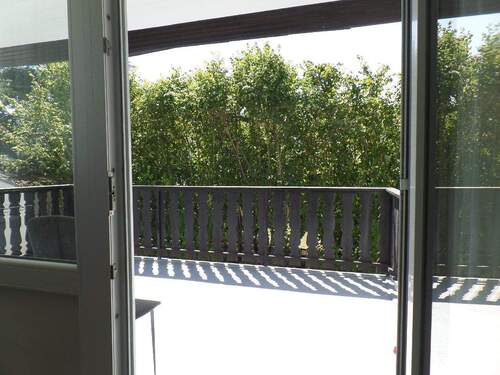 Blick vom Wohnzimmer - Energieeffizientes Wohlfühl-Zuhause: Helle Etagenwohnung mit Balkon