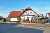 25-5508 - Straßenansicht 2 - Ansprechendes Einfamilienhaus in attraktiver Wohnlage von Wolfhagen am Teichberg