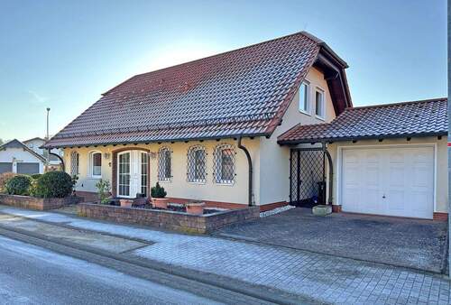 25-5508 - Eingang-Garage - 4 Zimmer Einfamilienhaus zur Miete in Wolfhagen