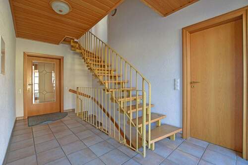 25-5508 - Treppenhaus - Einfamilienhaus mit 150,00 m&sup2; in Wolfhagen zur Miete