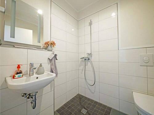 modernes Badezimmer - 4 Zimmer Etagenwohnung in Bochum