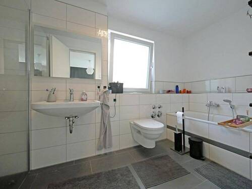 modernes Tageslichtbadezimmer - Etagenwohnung mit 110,00 m&sup2; in Bochum zum Kaufen