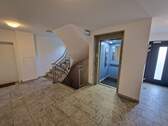 Treppenhaus mit Aufzug - 