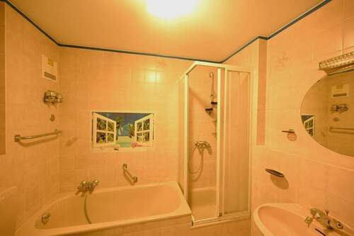 Badezimmer in Vollausstattung - 