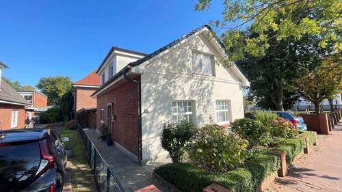 Die seitliche Zuwegung zu dem Haupteingang - Einfamilienhaus mit 113,00 m&sup2; in Wyk zum Kaufen