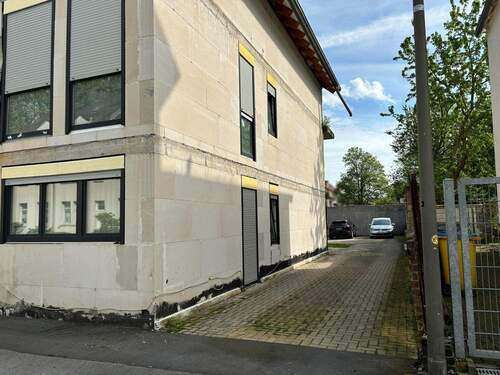 Hofeinfahrt zu Stellflächen - 