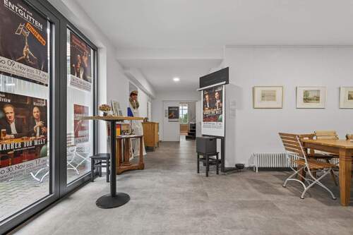 Foyer Theater - 1 Zimmer Mehrfamilienhaus, Wohnhaus in Neuhausen