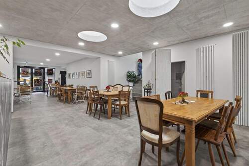 Bar + Aufenthalt Theater - Mehrfamilienhaus, Wohnhaus mit 183,30 m&sup2; in Neuhausen zum Kaufen