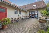 Hof mit Außenbestuhlung - 