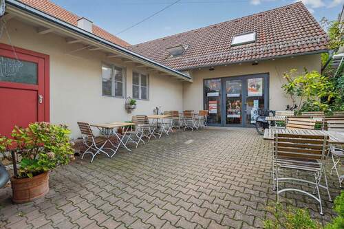 Hof mit Außenbestuhlung - 