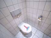Das separate Gäste-WC ist ebenfalls hell gefliest. - 