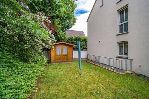 Das Gartenhaus gehört zum Angebot. - 