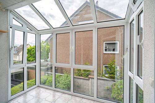 Der angrenzende Wintergarten ist ganzjährig nutzbar. - Etagenwohnung mit 95,60 m&sup2; in Steinhagen zum Kaufen