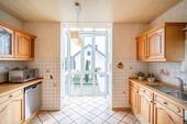 Die separate Küche bietet ausreichend Platz zum Kochen. - 