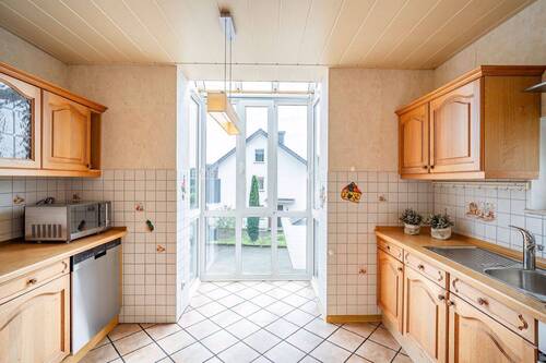 Die separate Küche bietet ausreichend Platz zum Kochen. - 