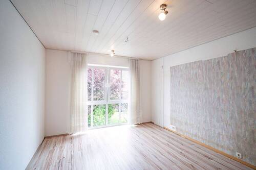 Das Elternschlafzimmer überzeugt durch seine guten Stellmöglichkeiten. - 