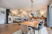 Wohn- und Essbereich mit Kamin - 