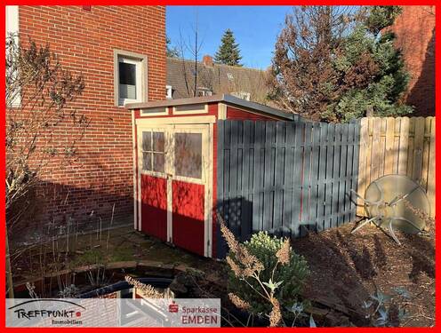 Gartenhaus mit Holzterrasse - 