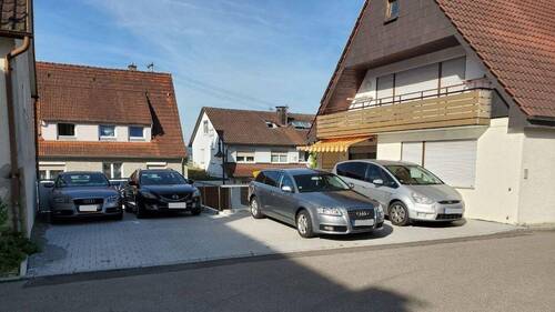 Außenansicht mit Stellplätzen - Zwei verbundene Häuser in Winnenden - 11 Zimmer, 256?m² Wohnfläche, großes Potenzial