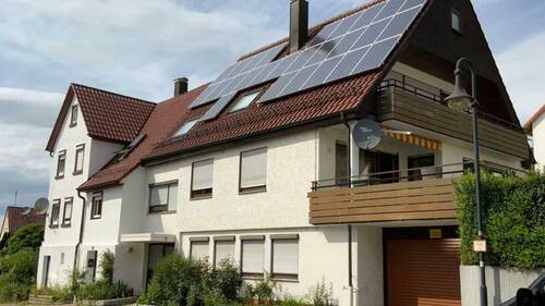 Hausansicht mit PV‑Anlage - 1 Zimmer Mehrfamilienhaus, Wohnhaus zum Kaufen in Winnenden