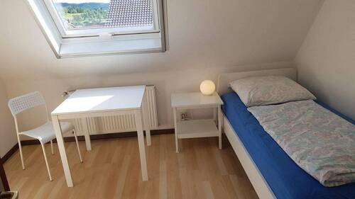 Zimmer mit Dachfenster - 