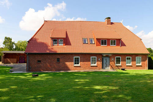 Seitenansicht mit Haupteingang - 