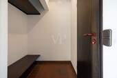 Garderobe mit Zugang zum Gäste-WC - 