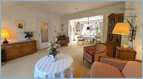 Großzügiger Wohnbereich mit fließendem Übergang zu - 