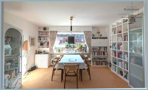 Heller Ess- und Lesebereich mit Blick in den Vorga - 