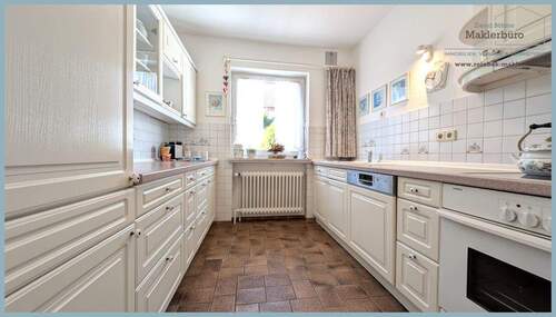 Zeitlose Einbauküche mit funktionaler Aufteilung - 