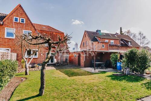 Garten mit Nebengebäude - 