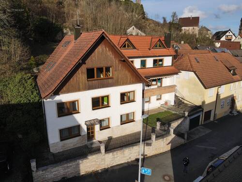 Hausansicht vorne - 1 Zimmer Mehrfamilienhaus, Wohnhaus zum Kaufen in Gößweinstein