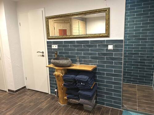 Untergeschoss: Wellnessbereich mit Sauna und Dusche, WC und Bidet - 