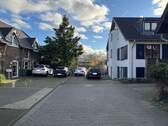 Zufahrt Haus - 4 Zimmer Etagenwohnung zum Kaufen in Troisdorf-Bergheim