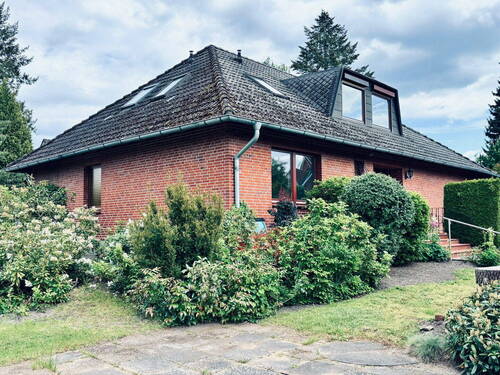 Ansicht Auffahrt - Provisionsfrei: Einfamilienhaus mit Einliegerwohnung in Büchen