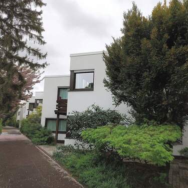 Hausansicht vom Privatweg - Großzügiges Reihenmittelhaus in Muffendorf mit Einliegerwohnung und sonnigem Atriumgarten