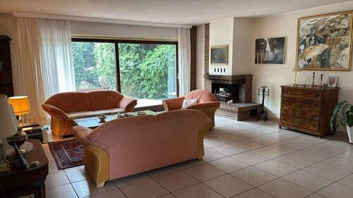 Wohnzimmer mit Kamin - 7 Zimmer Reihenmittelhaus in Bonn