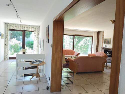 Flur mit Blick ins Wohnzimmer - 